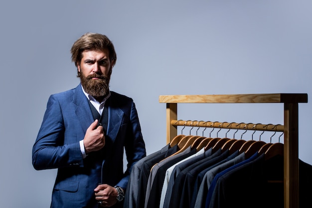 Hombre de moda con barba en traje clásico.