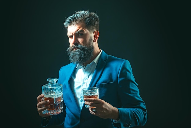 Hombre de moda con camisa blanca y tirantes Hombre bebiendo alcohol de un vaso Beber alcohol Beber whisky o brandy o coñac