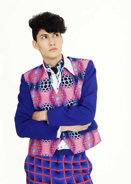 Foto hombre de moda en camisa colorida