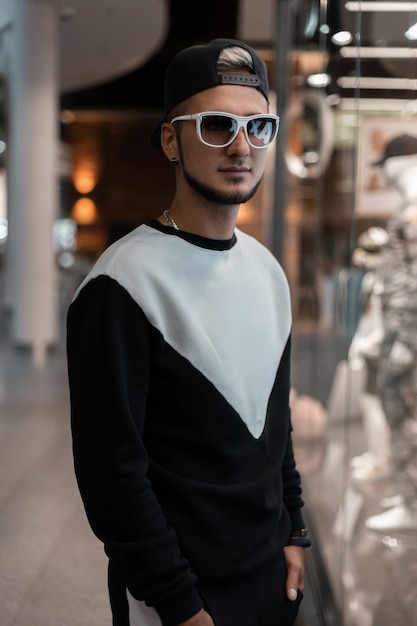 Hombre de moda con gafas de sol en elegantes prendas interiores