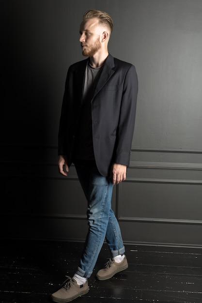 Hombre de moda joven barbudo