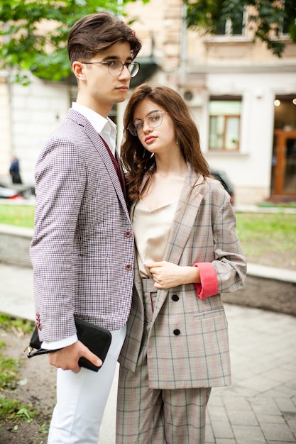 Hombre de moda joven y mujer joven con estilo en un traje formal al aire libre en la ciudad