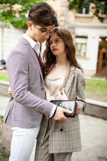 Hombre de moda joven y mujer joven con estilo en un traje formal al aire libre en la ciudad