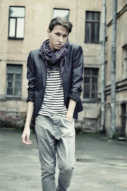 terraza Fascinar Profesión Hombre de moda joven en ropa casual | Foto Premium