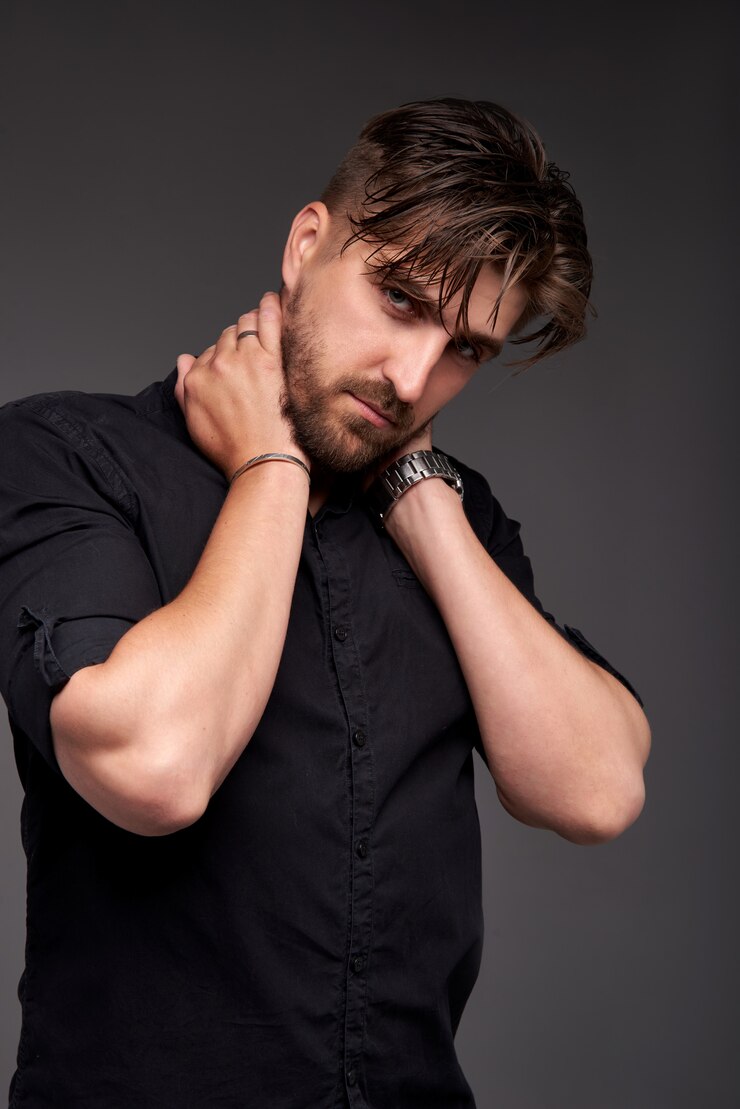 hombre de moda relajada con la mano en la cabeza