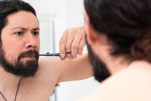 Foto hombre moderno cuidando su barba