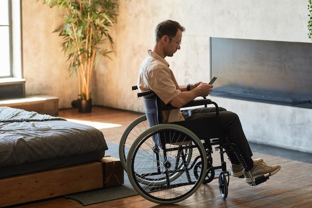 Hombre moderno con discapacidad con smartphone