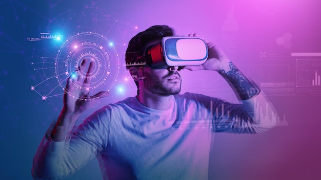 Hombre moderno en gafas vr presionando el botón en la pantalla virtual con gráficos y tablas futuristas