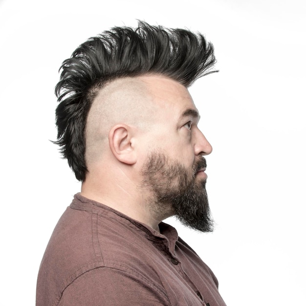 un, hombre, con, un, mohawk, y, barba, aislado