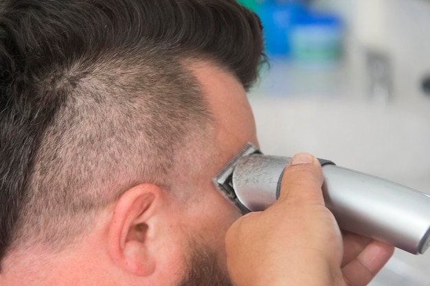 Un hombre con mohawk y barba en la barbería.