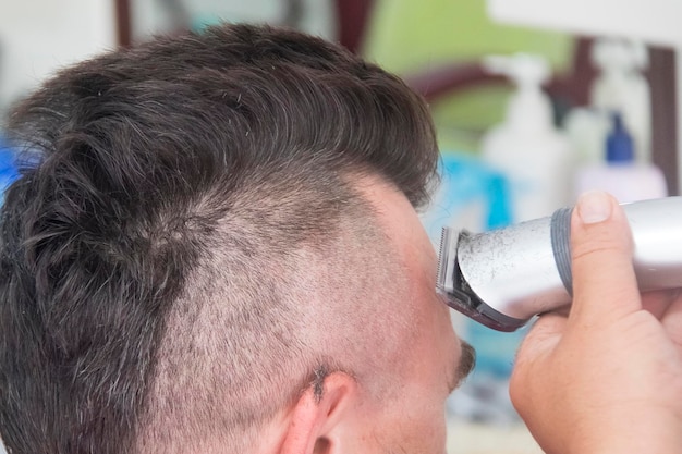 Un hombre con mohawk y barba en la barbería.