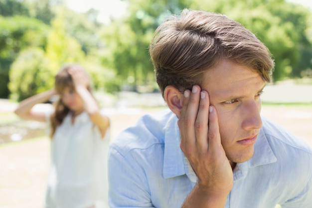 Hombre molesto pensando después de una pelea con su novia en el parque