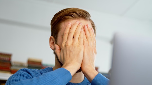 Hombre molesto que recibe malas noticias usando la computadora