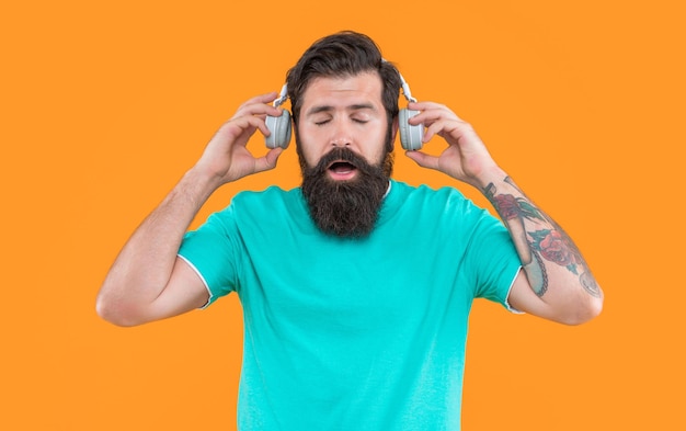 Hombre molesto sorprendido escucha música a todo volumen en auriculares hombre molesto en auriculares con música a todo volumen