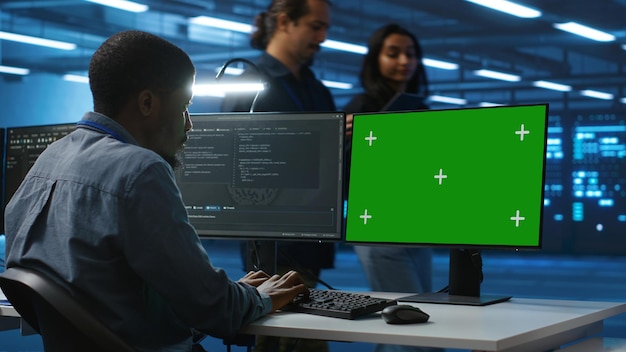 Hombre monitoreo del consumo de energía en las plataformas de servidores utilizando PC de clave de croma