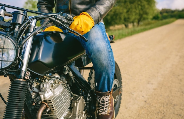 Hombre montado en moto personalizada