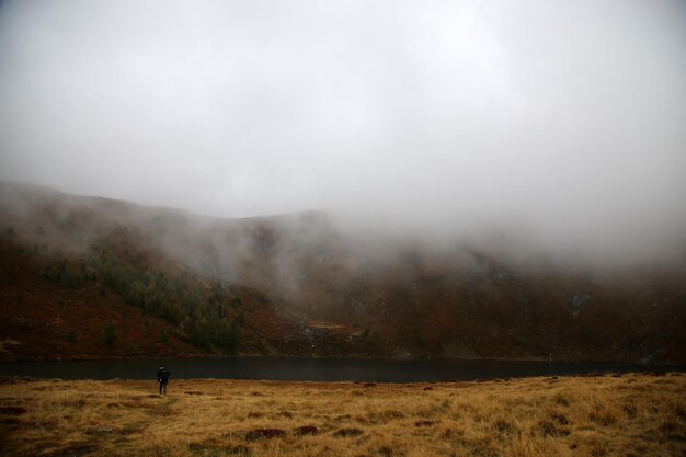 Foto hombre en la montaña contra el cielo