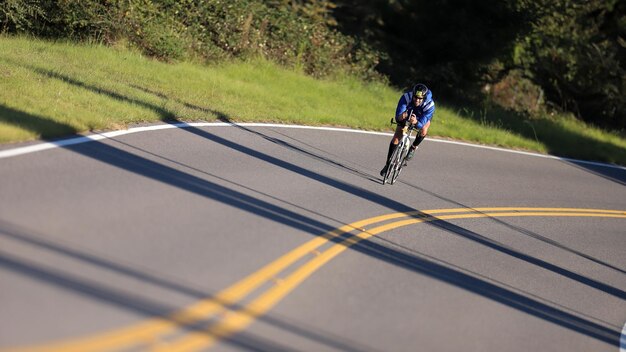 Foto hombre montando en bicicleta en la carretera contra el cielo