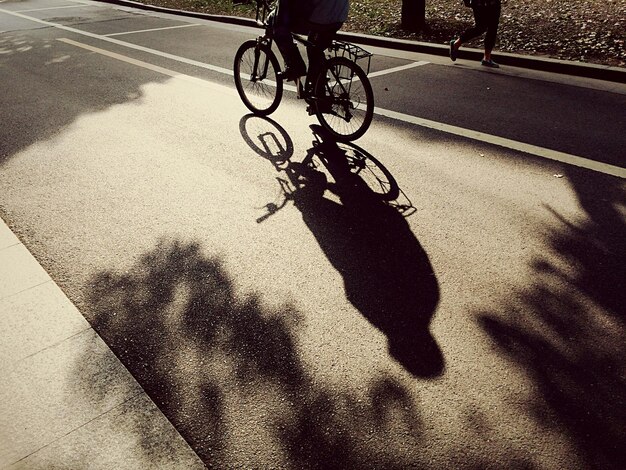 Hombre montando bicicleta en la carretera