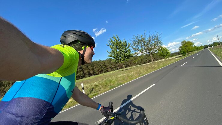 Foto hombre montando en bicicleta en la carretera