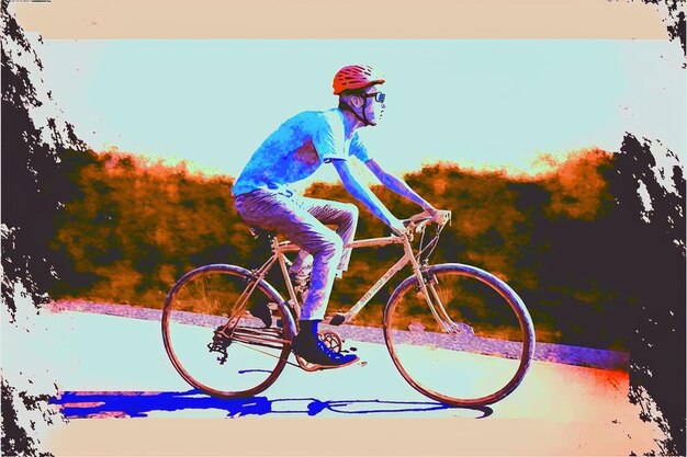 un hombre montando una bicicleta con un casco rojo.