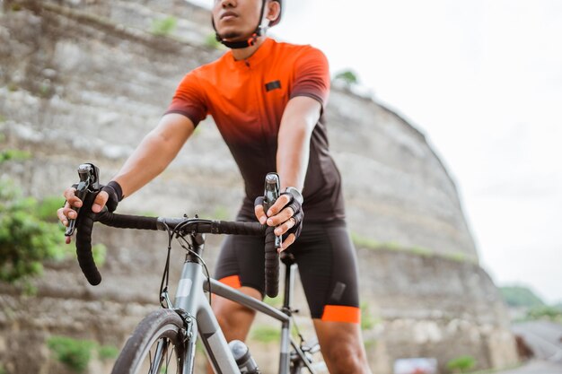 Foto hombre montando en bicicleta