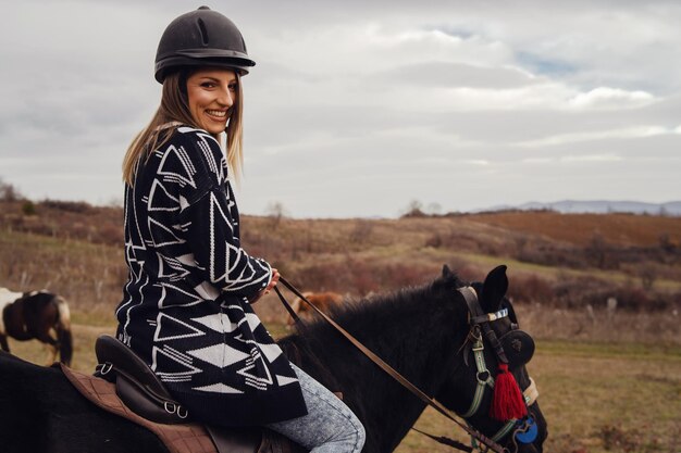 Foto hombre montando a caballo en el campo