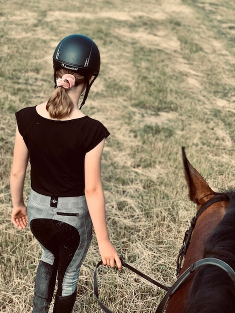 Foto hombre montando un caballo