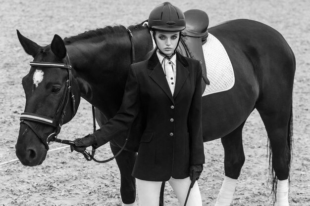 Foto hombre montando un caballo