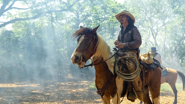 Hombre montando un caballo