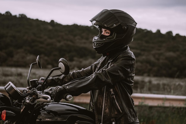 Foto hombre montando una moto contra el cielo