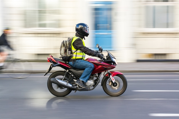 Hombre montando moto