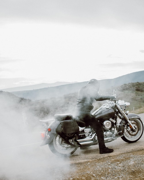Hombre montando una motocicleta en la carretera contra el cielo