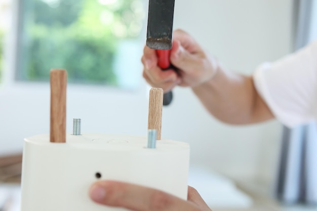 Hombre montando muebles en casa