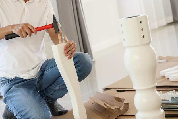 Hombre montando muebles en casa