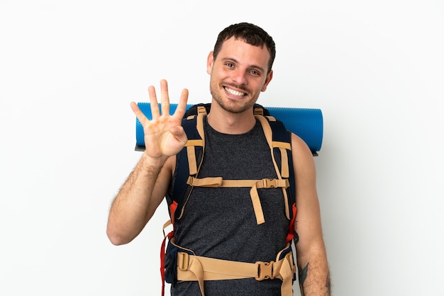 Hombre montañero brasileño con una gran mochila sobre fondo blanco aislado feliz y contando cuatro con los dedos