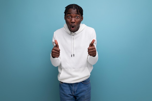 Hombre moreno joven africano sonriente que muestra como