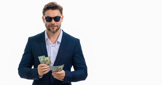 Hombre mostrando dinero en efectivo en billetes de dólar retrato de hombre de negocios aislado en estandarte de estudio blanco