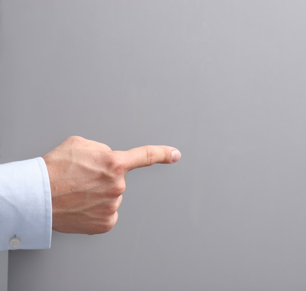 Foto hombre mostrando espacio vacío cartel blanco