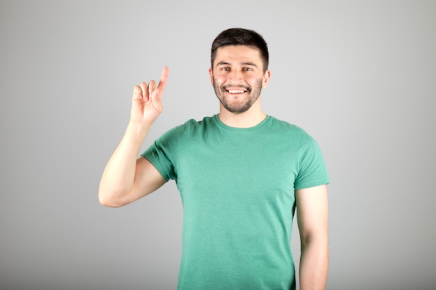 Hombre mostrando número con los dedos