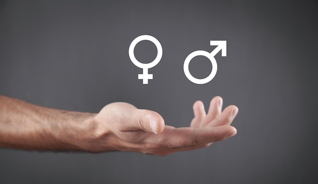 Hombre mostrando símbolos de género masculino y femenino