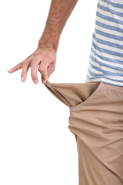 Hombre mostrando su bolsillo vacío aislado en blanco