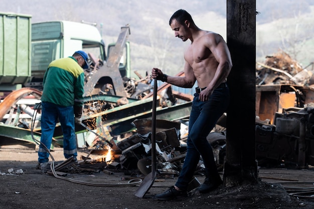 Hombre mostrando su cuerpo con pala