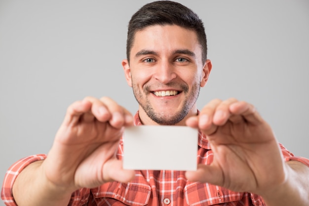 Hombre mostrando tarjetas en blanco