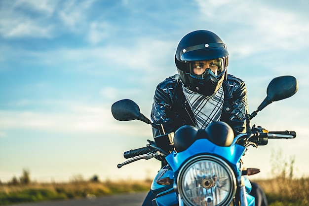 Hombre en moto deportiva al aire libre en la carretera