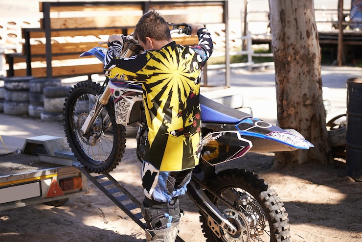 Foto hombre de motocicleta y deporte para entrenamiento al aire libre competencia y aventura en remolque deportes extremos adrenalina y motocicleta de joven atleta masculino o motociclista en minneapolis con vista trasera