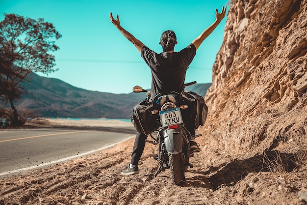 Hombre y motocicleta en montañas