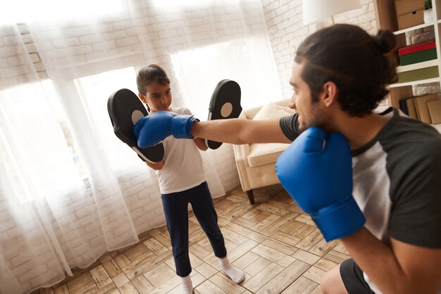 El hombre y la muchacha felices tienen entrenamiento del boxeo.