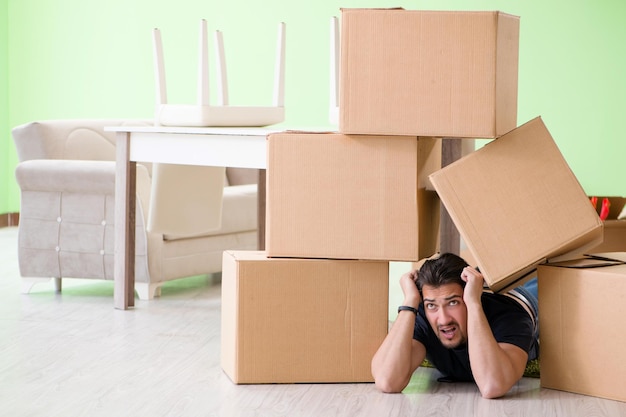 Foto hombre mudándose de casa con cajas