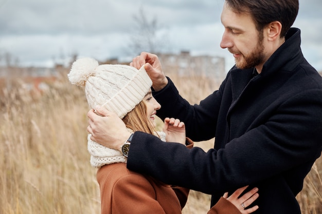 Un hombre y una mujer se abrazan y besan, una pareja enamorada, tiernos sentimientos y amor, amantes